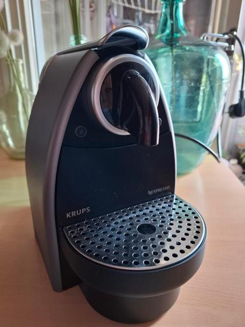 Krups Nespresso Essenza Automatic Titanium Black XN2125, Witgoed en Apparatuur, Koffiezetapparaten, Gebruikt, Koffiepads en cups