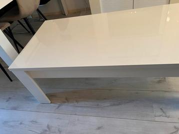 Moderne witte salon tafel beschikbaar voor biedingen