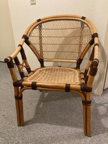 Comfortabele rotan fauteuil met zitkussen beschikbaar voor biedingen