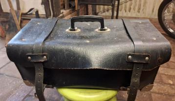 Leren gereedschap  beschikbaar voor biedingen