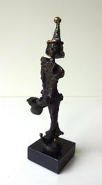 Bronzen beeldje clown die hoed vasthoudt Ammerlaan 3610-b, Antiek en Kunst, Ophalen of Verzenden