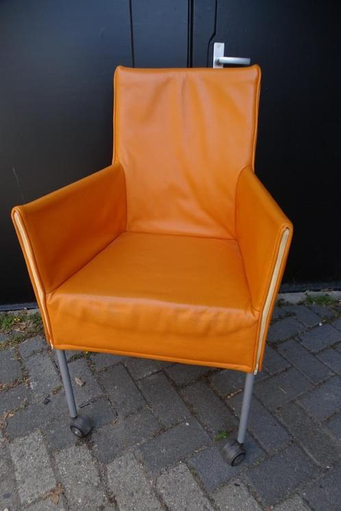 Oranje fauteuiltje op wielen, Huis en Inrichting, Fauteuils, Gebruikt, Leer, Metaal, Ophalen