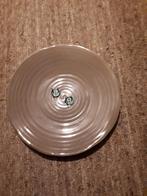 2 Grote aardewerk schaal rond 40 aparte kleur groen/taupe, Huis en Inrichting, Ophalen, Zo goed als nieuw