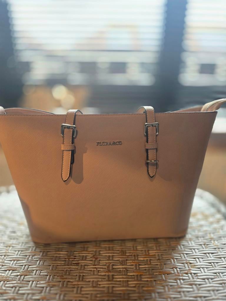 Flora & Co schoudertas - zalmkleurig, zo goed als nieuw, Sieraden, Tassen en Uiterlijk, Tassen | Damestassen, Ophalen of Verzenden