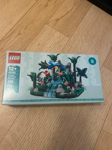 Lego 40782 Tropical Rainforest Diorama beschikbaar voor biedingen