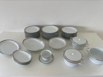 Servies Hutschenreuther Selb Noblesse goud met roze bloem beschikbaar voor biedingen