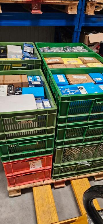 Kranen  ,blokpallet vol  ,van alles wat  beschikbaar voor biedingen