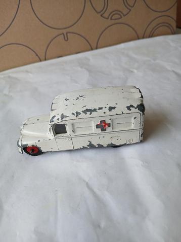 Witte Daimler ambulance met ramen.  Dinky toys 253 beschikbaar voor biedingen