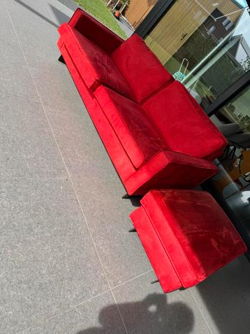 Rode 3-zitsbank met hocker beschikbaar voor biedingen