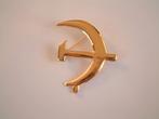 vintage broche van sikkel en hamer goudkleurig, Ophalen of Verzenden, Zo goed als nieuw, Goud, Overige materialen