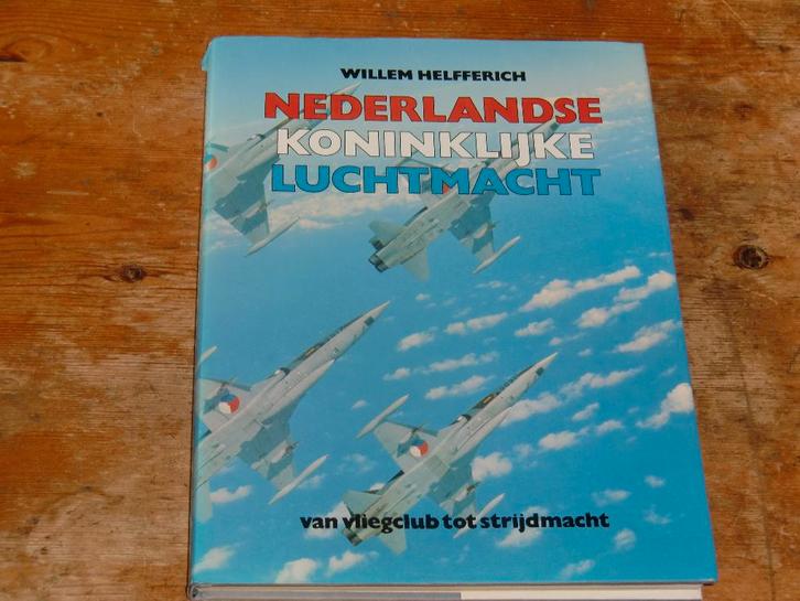 Nederlandse Koninklijke Luchtmacht (KLU), Verzamelen, Luchtvaart en Vliegtuigspotten, Zo goed als nieuw, Boek of Tijdschrift, Ophalen of Verzenden