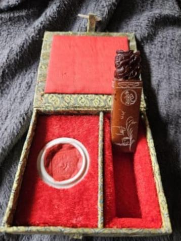 Mooie vintage chinese lakstempel (PETER) in originele doos.. beschikbaar voor biedingen