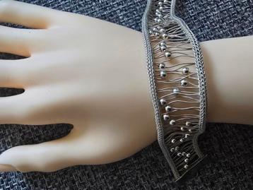 Prachtige handgemaakte zilveren armband beschikbaar voor biedingen