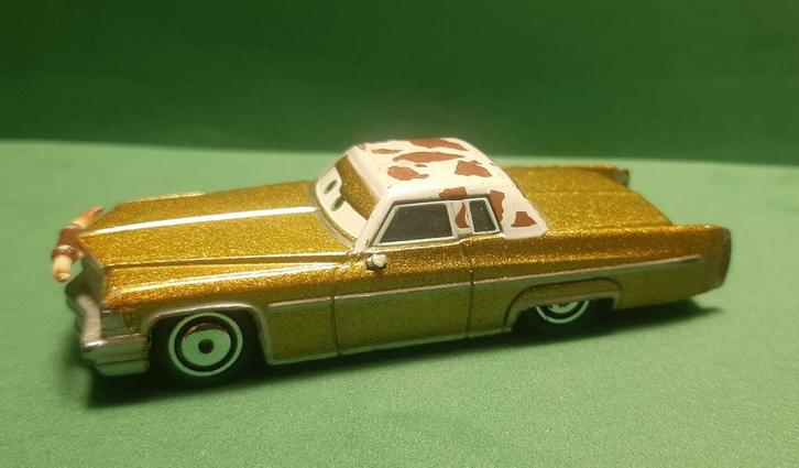 Gouden Minatuurauto met Koeienvlekken, Hobby en Vrije tijd, Modelbouw | Auto's en Voertuigen, Gebruikt, Auto, 1:50 of kleiner