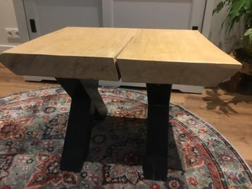 Tafeltje beschikbaar voor biedingen