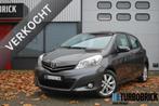 Toyota Yaris 1.3 VVT-i Aspiration | Airco | nieuwe APK & all, Stof, Gebruikt, Zwart, 4 cilinders