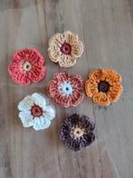 24 Gehaakte bloemetjes van katoen in roodbruine tinten., Ophalen of Verzenden, Nieuw, Haken, Overige typen