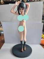 Staand anime figuur die haar, haar doet., Ophalen of Verzenden