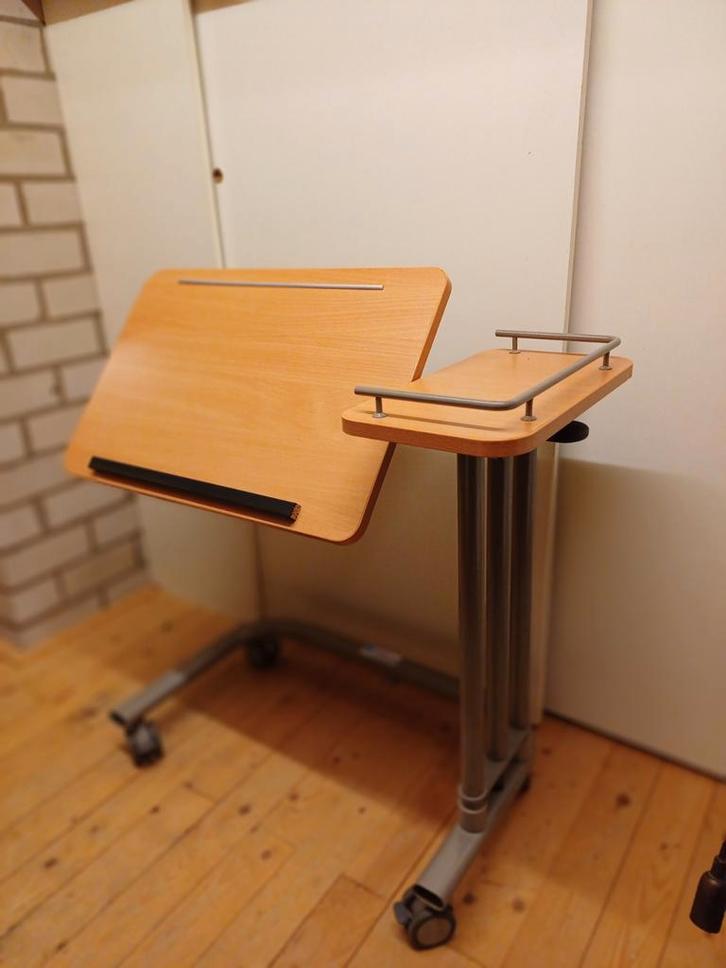 Verstelbare laptoptafel op wielen, Computers en Software, Laptoptafels, Gebruikt, In hoogte verstelbaar, Ophalen of Verzenden