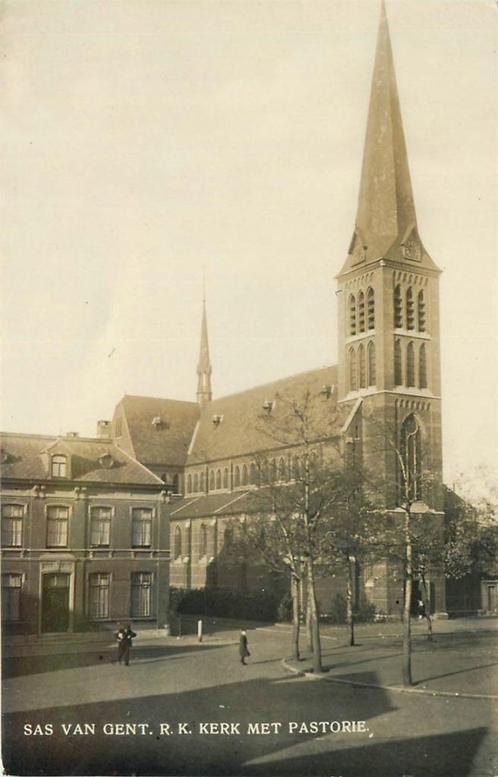 (378-331-021) Sas van Gent RK Kerk met Pastorie, Verzamelen, Ansichtkaarten | Nederland, Zeeland, Verzenden