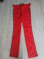 Rode travelpants met witte bies van Jane Lushka mt S, Kleding | Dames, Broeken en Pantalons, Ophalen of Verzenden, Zo goed als nieuw