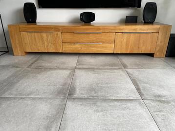 Massief eiken tvmeubel en salontafel beschikbaar voor biedingen