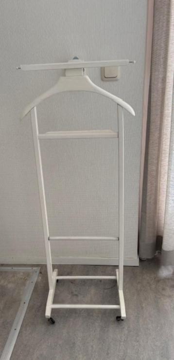 Witte houten vintage dressboy beschikbaar voor biedingen