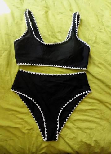 Zwart met witte zig-zag bies bikini Maat M   beschikbaar voor biedingen