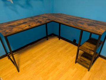 L-Vorm Bureau - Houten Blad, Zwarte Poten beschikbaar voor biedingen