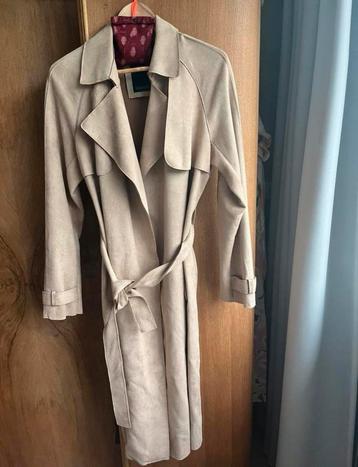 Prachtige suedine trenchcoat in nieuwstaat beschikbaar voor biedingen