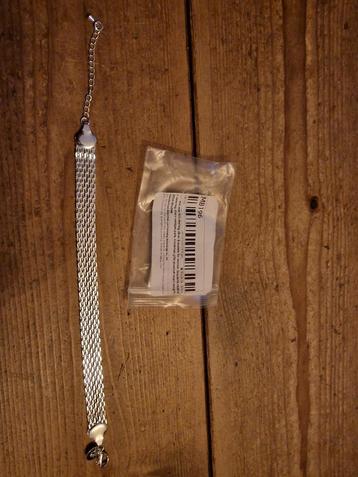 Zilverkleurig armbandje beschikbaar voor biedingen