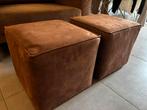 Bruin leer/suede achtige hockers poefjes, 2 stuks, Ophalen, Minder dan 50 cm, Gebruikt, Vierkant