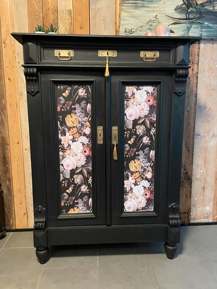 Stijlvol zwart kastje met bloemenpanelen, Antiek en Kunst, Antiek | Meubels | Kasten, Ophalen