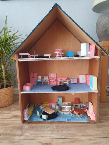 Houten Poppenhuis met Meubels beschikbaar voor biedingen