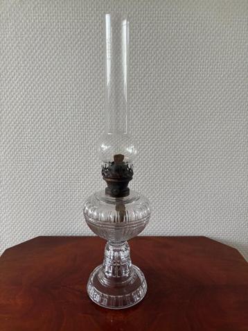 Antieke glazen olielamp van het merk L&B.   beschikbaar voor biedingen