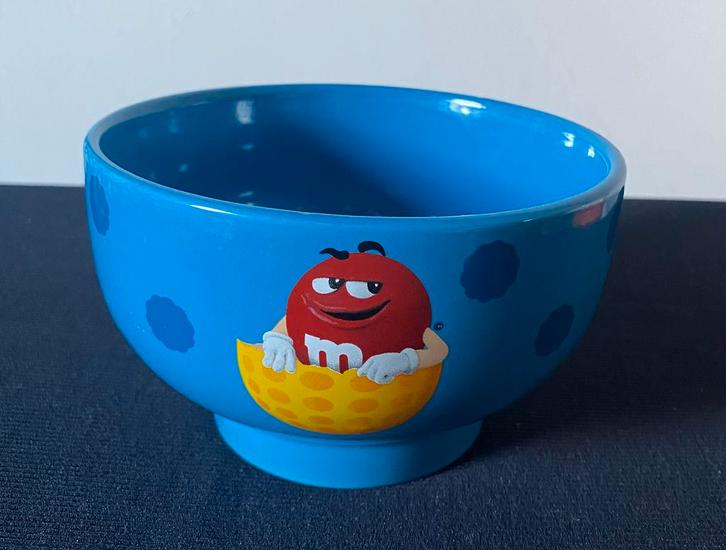 Blauwe schaal van M&M’s met blauwe stippen en een rode M&M, Verzamelen, Merken en Reclamevoorwerpen, Zo goed als nieuw, Gebruiksvoorwerp