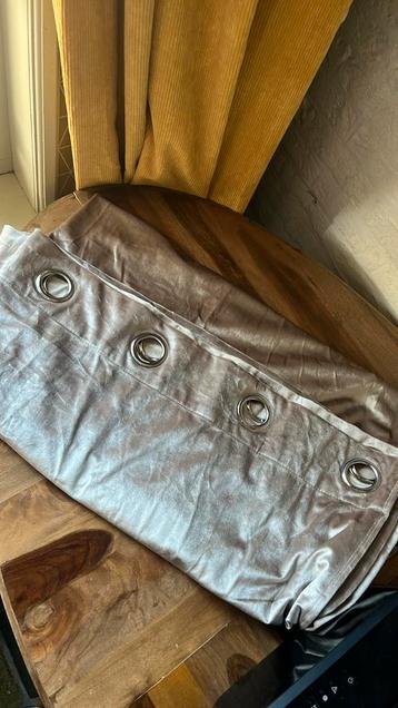 Grijs beige velours gordijnen 4x met ringen beschikbaar voor biedingen