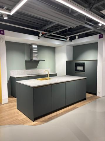 Eilandkeuken mineraalgroen, greeploos voor € 8749,- beschikbaar voor biedingen