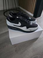 Nike Air Max 1 ID Zebra Zool - Maat 44,5, Kleding | Heren, Schoenen, Zwart, Nike, Nieuw, Ophalen of Verzenden