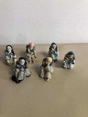 Pierrot beeldjes verschillende kleuren en houdingen 6 stuks beschikbaar voor biedingen