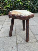Houten krukje met koeienhuid zitting, Huis en Inrichting, Krukjes, Ophalen, Zo goed als nieuw, Hout