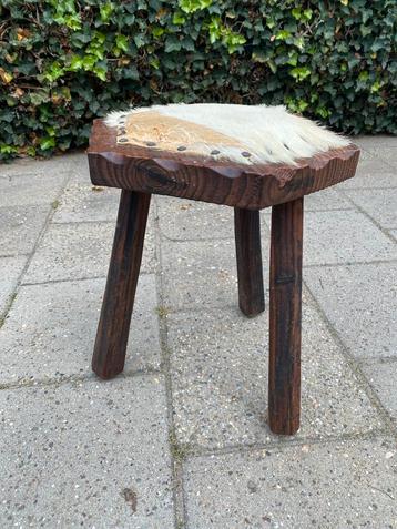 Houten krukje met koeienhuid zitting beschikbaar voor biedingen