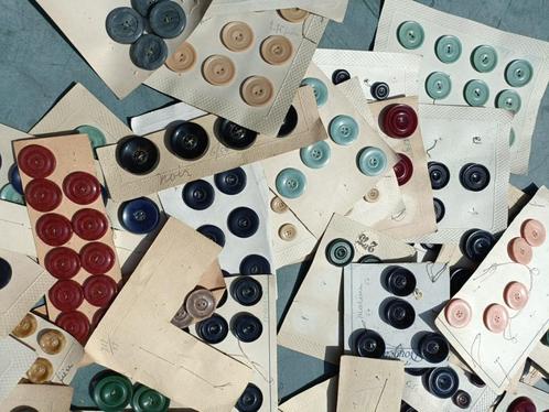 Heel veel origineel vintage knopen nog op karton (BK13), Hobby en Vrije tijd, Naaien en Fournituren, Nieuw, Knoop of Knopen, Ophalen of Verzenden