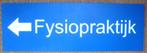 Groot blauw bord Fysiopraktijk met pijl naar links, 3 ophang, Ophalen of Verzenden