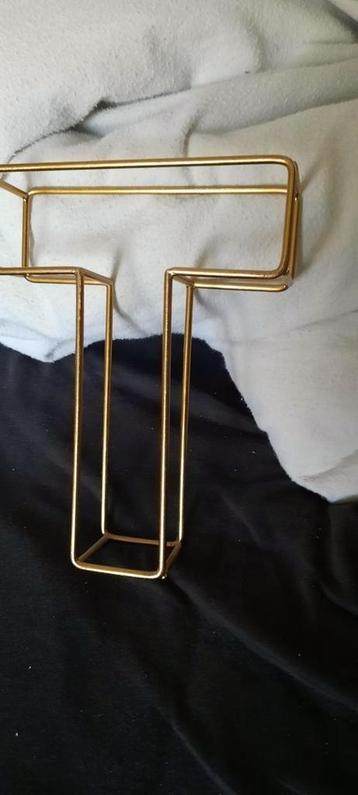 goudkleurige letter T - 20 cm hoog, 15 cm breed, 5 cm diep beschikbaar voor biedingen