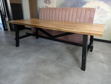 Grote stevige eettafel beschikbaar voor biedingen