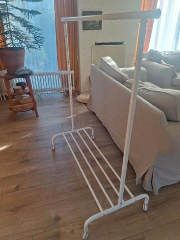 Witte kledingrek met wielen beschikbaar voor biedingen