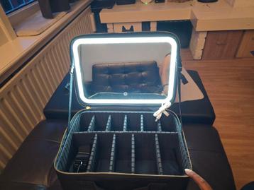 TE KOOP: BEAUTY CASE MET VERLICHTE SPIEGEL EN KWASTENHOUDER beschikbaar voor biedingen