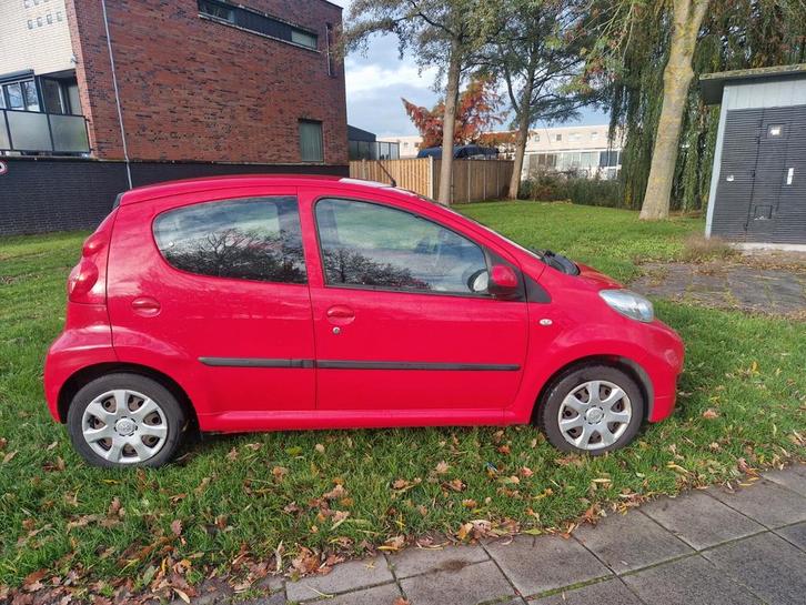 Peugeot 107 1.0 12V 5DR 2011 Rood, Auto's, Peugeot, Particulier, Boordcomputer, Centrale vergrendeling, Elektrische ramen, Radio