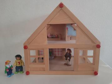 Houten poppenhuis inclusief 6 poppetjes en meubels beschikbaar voor biedingen